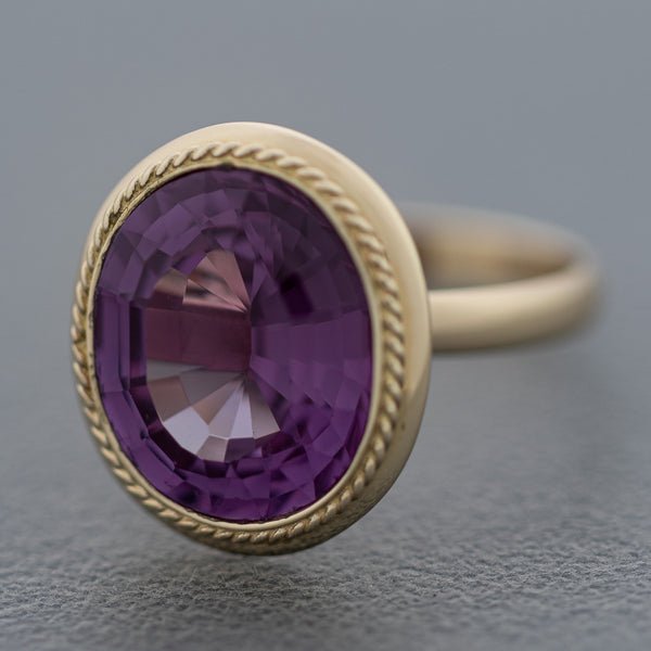 Juego de anillo y aretes diseño especial con alejandrina en oro amarillo 14 kilates.