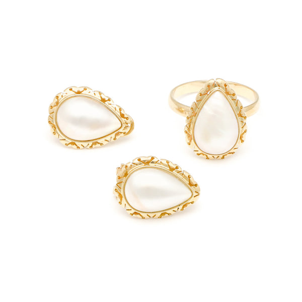 Juego de anillo y aretes calados con perla en oro amarillo 14 kilates.
