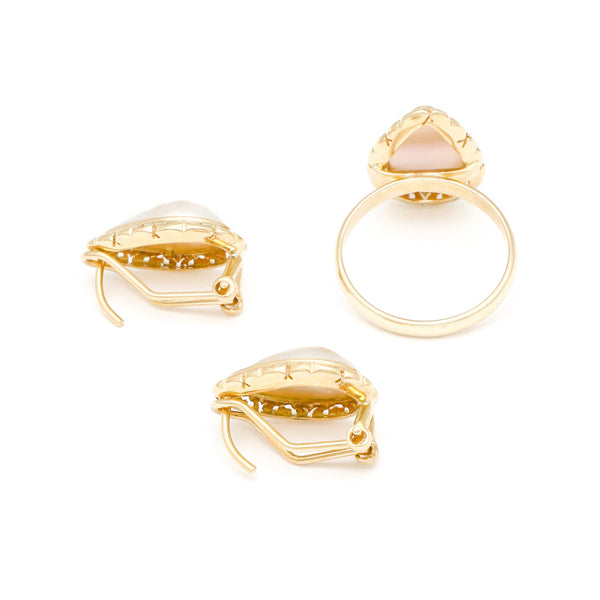 Juego de anillo y aretes calados con perla en oro amarillo 14 kilates.