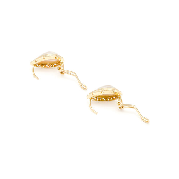 Juego de anillo y aretes calados con perla en oro amarillo 14 kilates.
