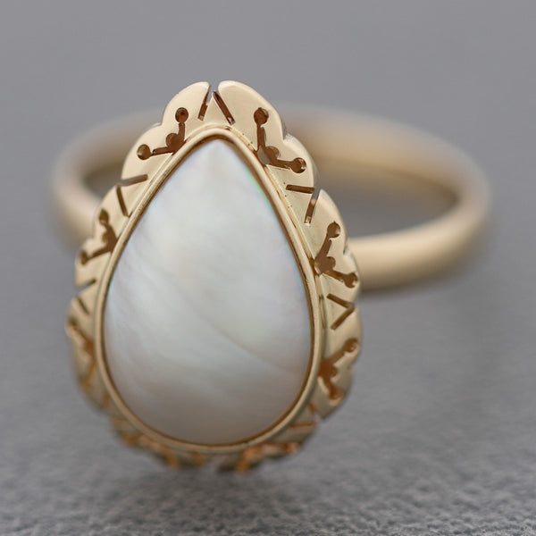 Juego de anillo y aretes calados con perla en oro amarillo 14 kilates.