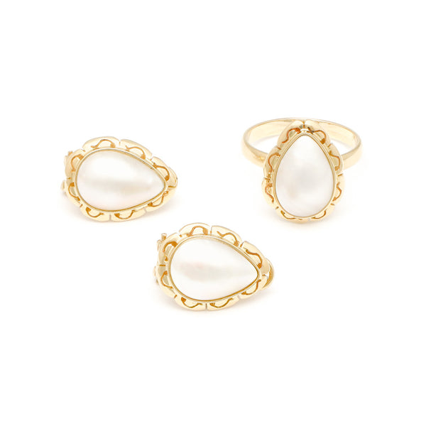 Juego de anillo y aretes calados con medias perlas en oro amarillo 14 kilates.