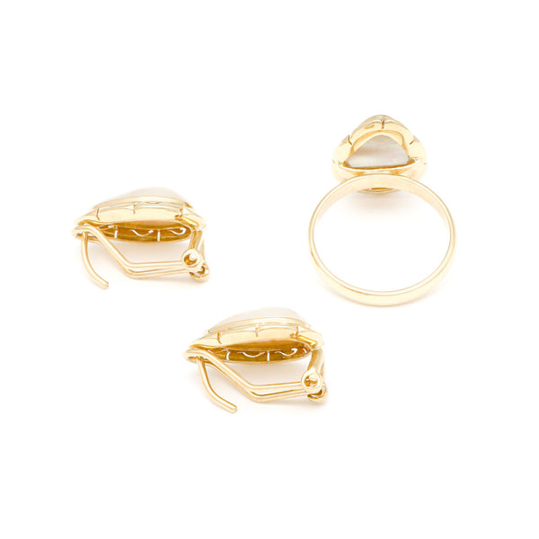 Juego de anillo y aretes calados con medias perlas en oro amarillo 14 kilates.