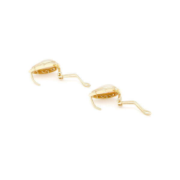 Juego de anillo y aretes calados con medias perlas en oro amarillo 14 kilates.