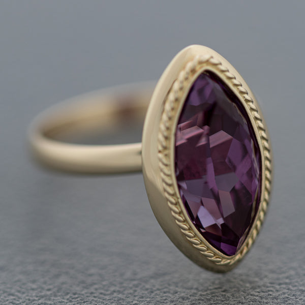 Juego de anillo y aretes diseño especial con alejandrina en oro amarillo 14 kilates.