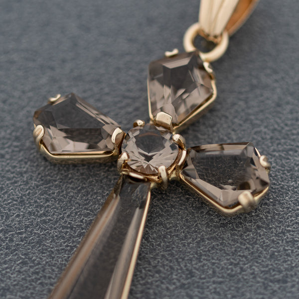 Cruz diseño especial con topacios en oro amarillo 14 kilates.