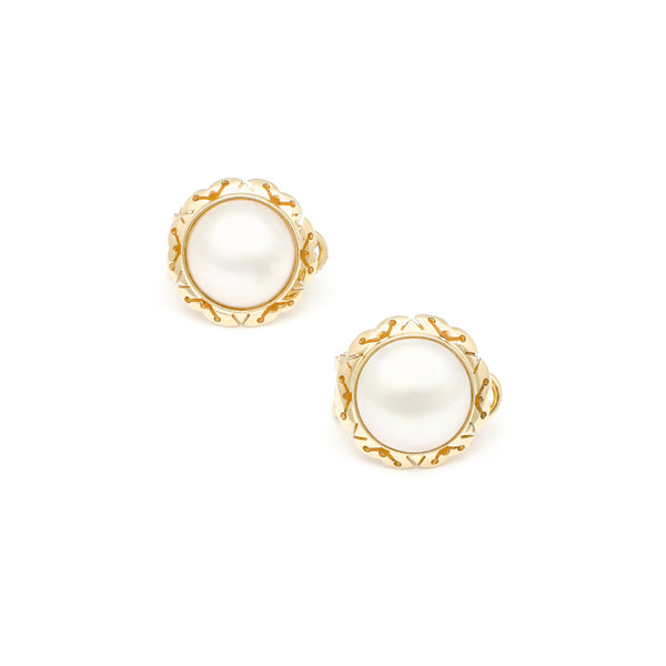 Aretes calados con media perla en oro amarillo 14 kilates.