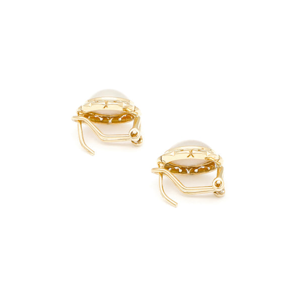 Aretes calados con media perla en oro amarillo 14 kilates.