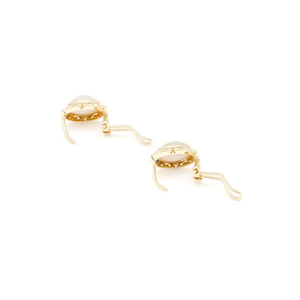 Aretes calados con media perla en oro amarillo 14 kilates.