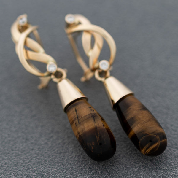 Aretes diseño especial con ojo de tigre y sintéticos en oro amarillo 14 kilates.