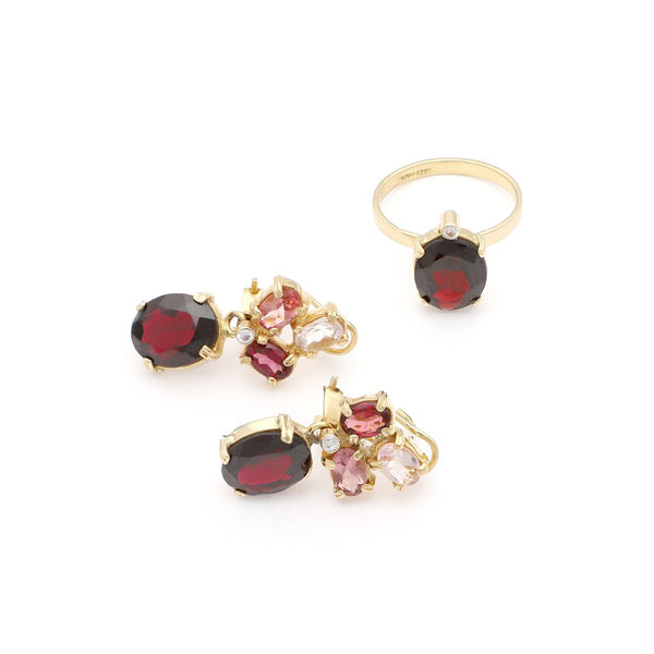 Juego de anillo y aretes diseño especial con granates, turmalinas y sintéticos en oro amarillo 14 kilates.