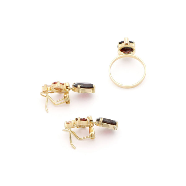 Juego de anillo y aretes diseño especial con granates, turmalinas y sintéticos en oro amarillo 14 kilates.