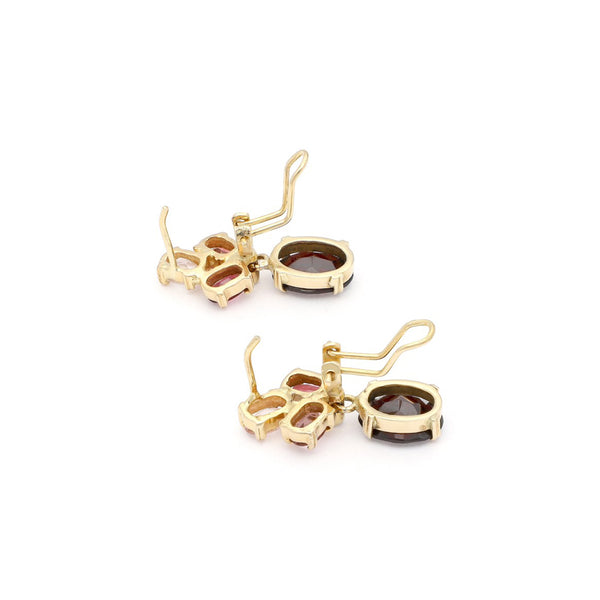 Juego de anillo y aretes diseño especial con granates, turmalinas y sintéticos en oro amarillo 14 kilates.