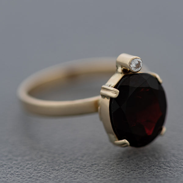 Juego de anillo y aretes diseño especial con granates, turmalinas y sintéticos en oro amarillo 14 kilates.