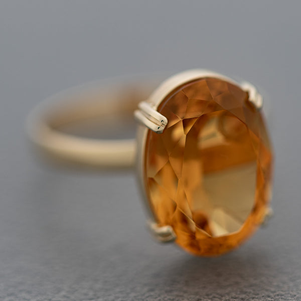 Juego de anillo y aretes diseño especial con citrino y gemas en oro amarillo 14 kilates.