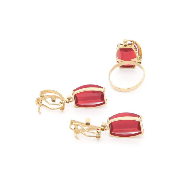 Juego de anillo y aretes diseño especial con rubíes y sintéticos en oro amarillo 14 kilates.