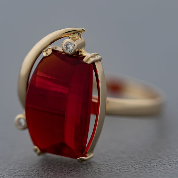 Juego de anillo y aretes diseño especial con rubíes y sintéticos en oro amarillo 14 kilates.