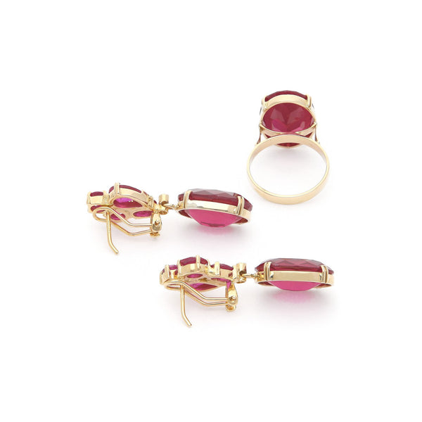 Juego de anillo y aretes diseño especial con rubíes y sintéticos en oro amarillo 14 kilates.