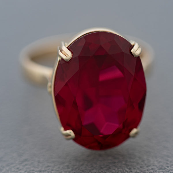 Juego de anillo y aretes diseño especial con rubíes y sintéticos en oro amarillo 14 kilates.