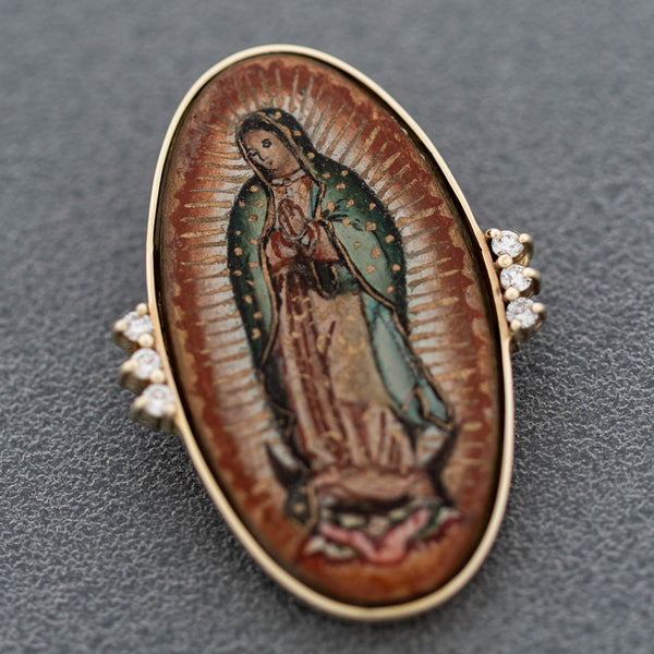 Medalla diseño especial con madre perla, sintéticos y esmalte motivo Virgen de Guadalupe en oro amarillo 14 kilates.