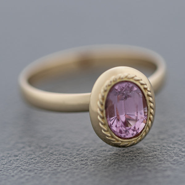 Juego de anillo y aretes torzal con Rosa de Francia en oro amarillo 14 kilates.