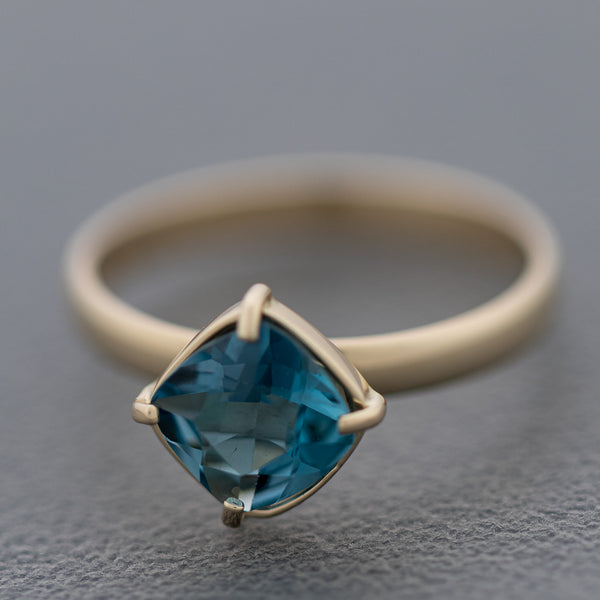 Juego de anillo y aretes con Sky Blue en oro amarillo 14 kilates.