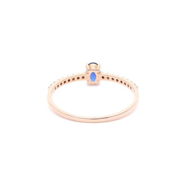 Anillo diseño especial con sintéticos en oro rosa 14 kilates.