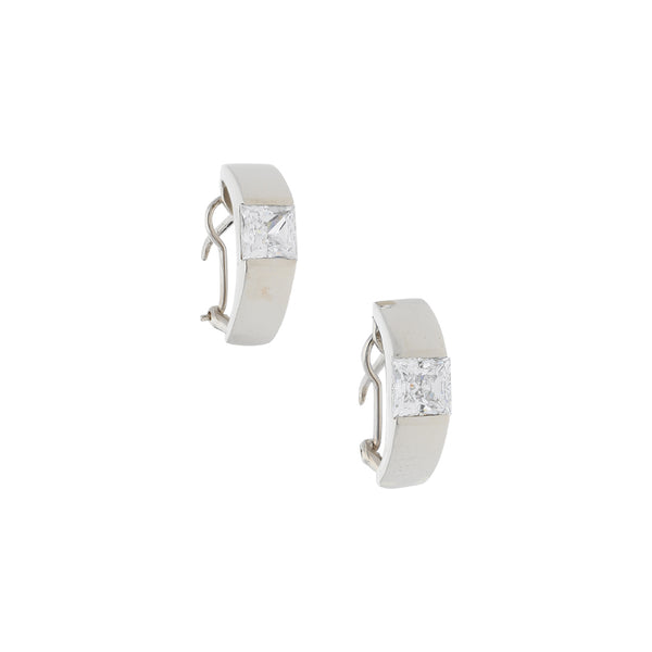 Aretes estilizados con sintético en oro blanco 12 kilates.