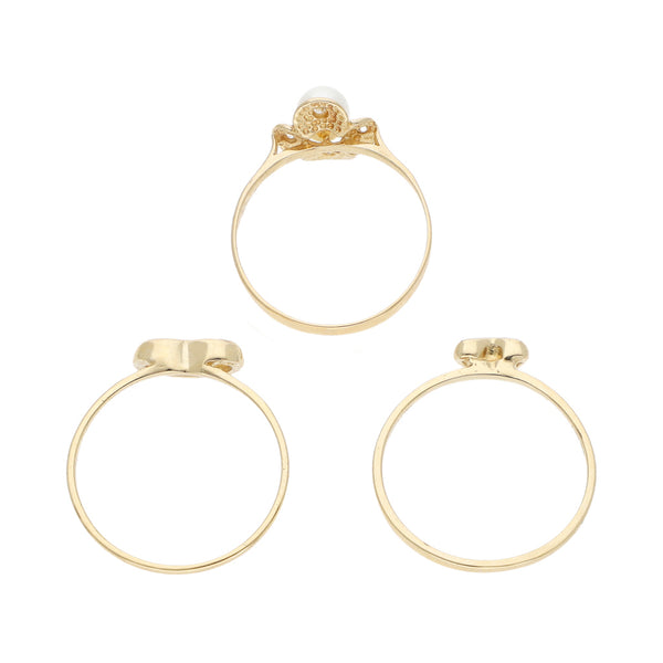 Dos anillos diseño especial uno de dos piezas motivo corazón y otro con perla en oro amarillo 14 kilates.