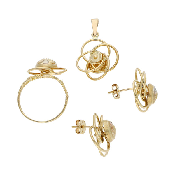 Juego de anillo, dije y aretes calados en oro amarillo 14 kilates.