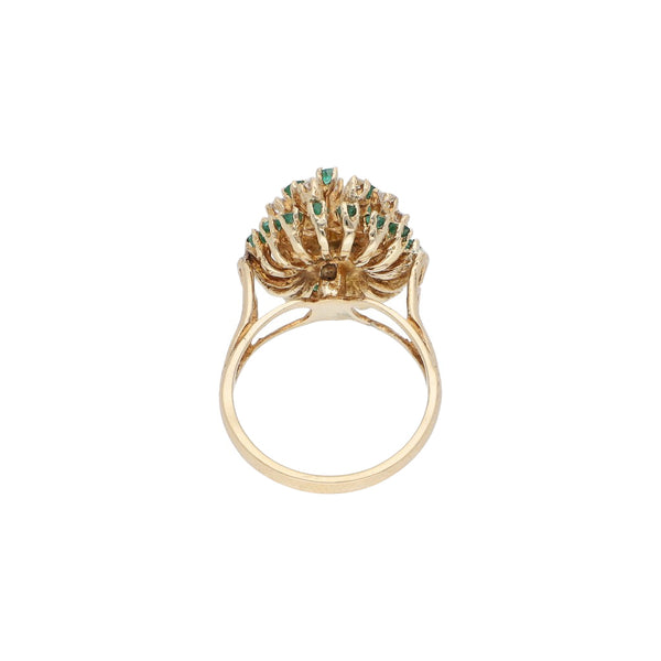 Anillo diseño especial con diamantes y esmeraldas en oro amarillo 14 kilates.