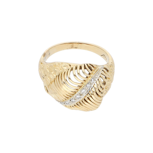 Anillo calado con diamantes en oro amarillo 18 kilates.