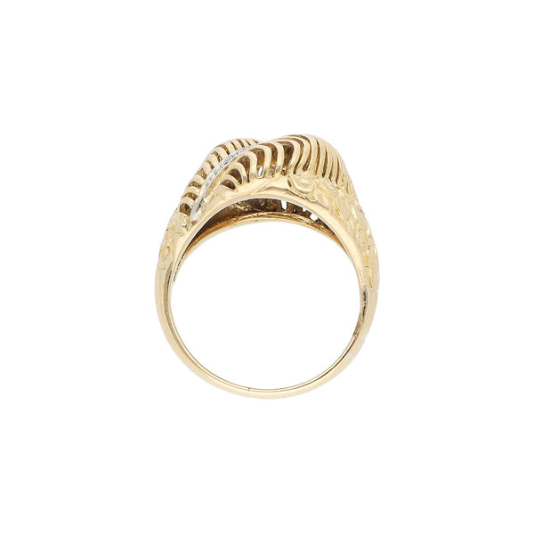 Anillo calado con diamantes en oro amarillo 18 kilates.