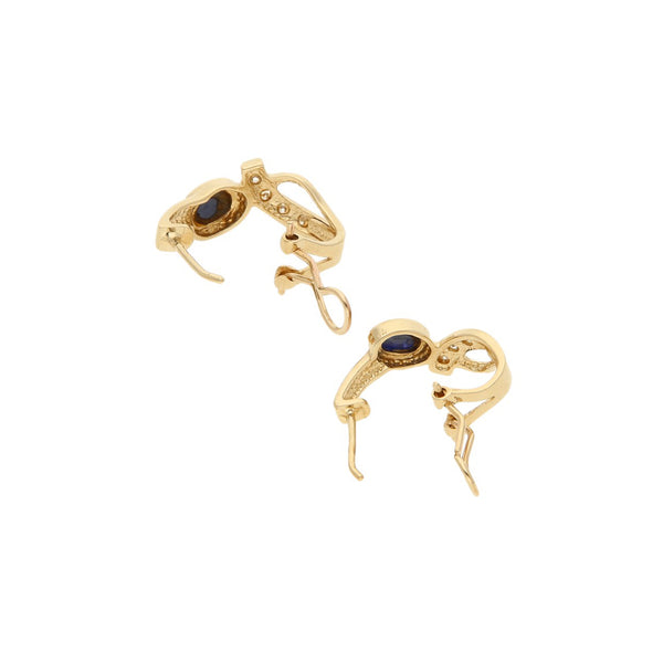 Aretes diseño especial con zafiro estrella y circonias en oro amarillo 14 kilates.