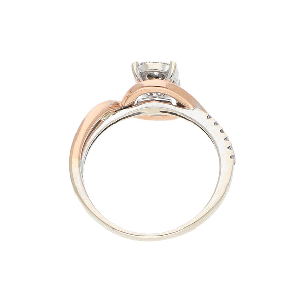 Anillo de compromiso con diamantes en oro dos tonos 14 kilates.
