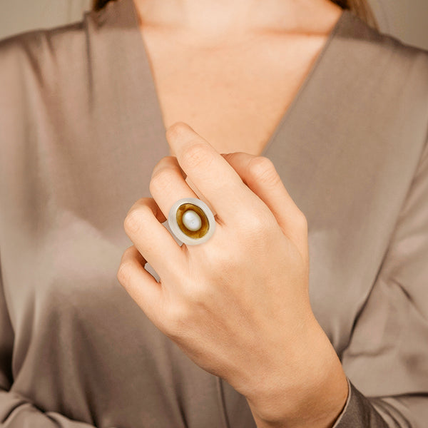 Anillo diseño especial con perla en oro amarillo 12 kilates.