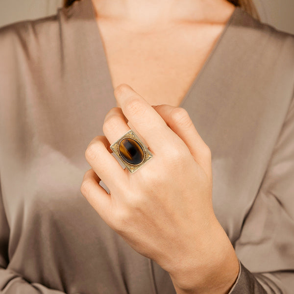 Anillo diseño especial con sintético en oro amarillo 14 kilates.