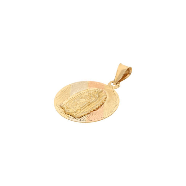 Medalla labrada motivo Virgen de Guadalupe en oro amarillo 14 kilates.