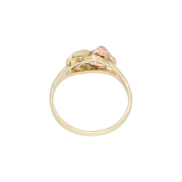 Anillo diseño especial motivo flor en oro tres tonos 12 kilates.