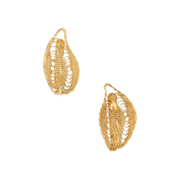 Aretes calados motivo hoja en oro amarillo 14 kilates.