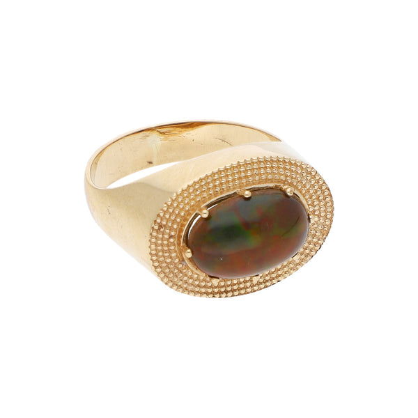 Anillo diseño especial con ópalo en oro amarillo 18 kilates.