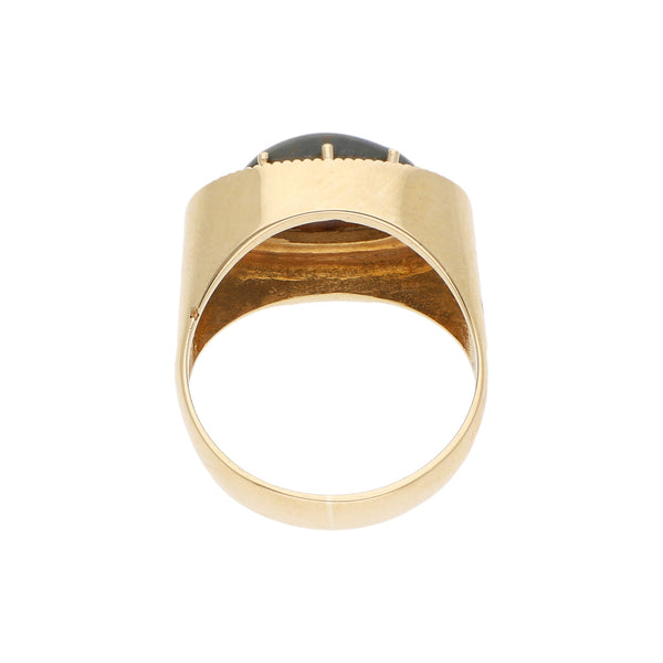 Anillo diseño especial con ópalo en oro amarillo 18 kilates.