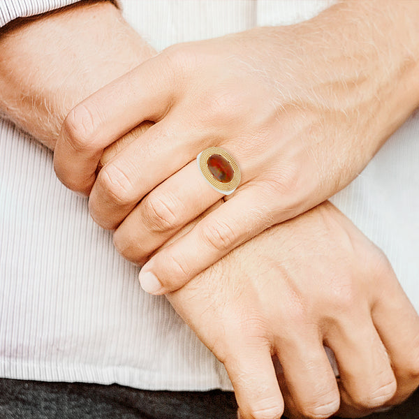 Anillo diseño especial con ópalo en oro amarillo 18 kilates.