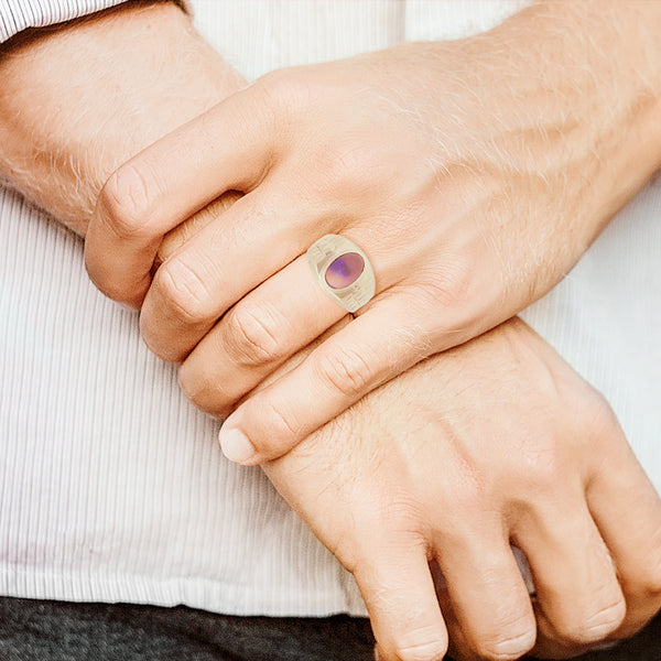 Anillo diseño especial con ópalo en oro amarillo 18 kilates.