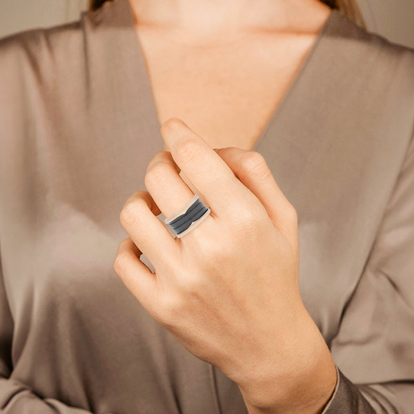 Anillo diseño especial con aplicación de cerámica firma Bvlgari en oro rosa 18 kilates.