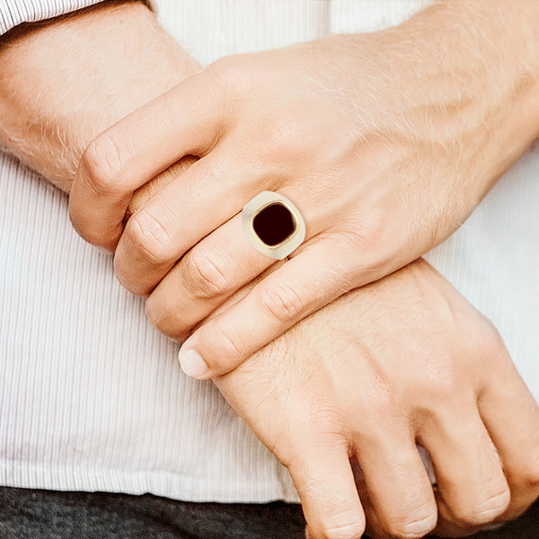 Anillo tipo sello con ónix en oro amarillo 14 kilates.