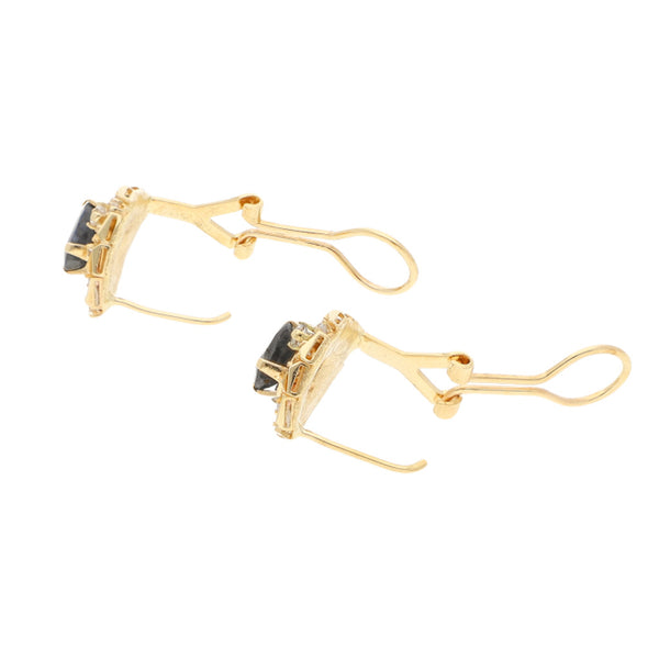 Aretes diseño especial con aplicaciones, zafiros y circonias en oro tres tonos 14 kilates.
