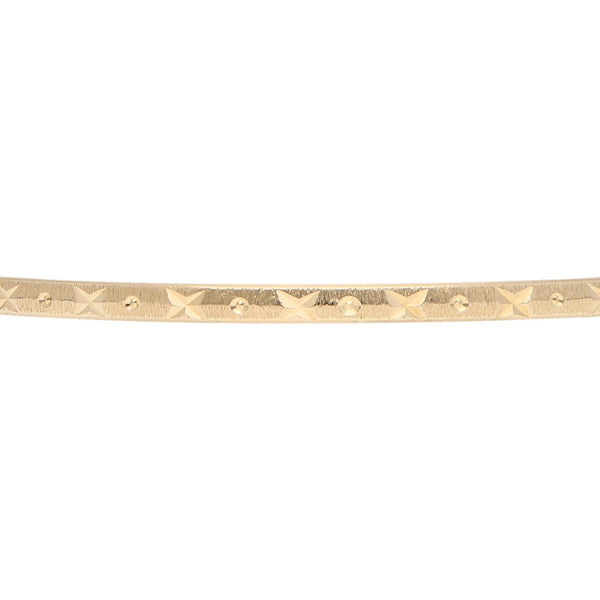 Pulsera de arillo labrada en oro amarillo 14 kilates.