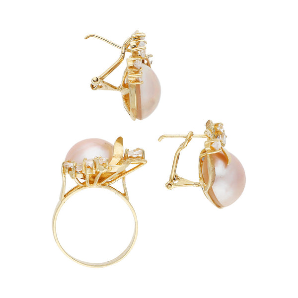 Juego de anillo y aretes diseño especial con media perla y circonias en oro amarillo 14 kilates.