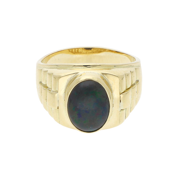 Anillo tipo sello con ópalo en oro amarillo 18 kilates.